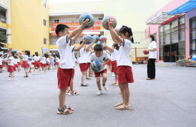 ​私立幼儿园和公立幼儿园哪个好(幼师去私立幼儿园和公立幼儿园哪个好)