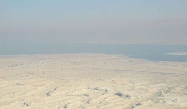 死海淹不死人之谜：还能流浪在海面上瞅书籍