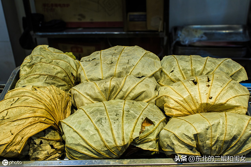 黄泥荷叶叫花鸡图片（正宗叫花鸡是哪里的特产）