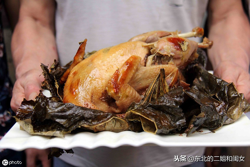 黄泥荷叶叫花鸡图片（正宗叫花鸡是哪里的特产）