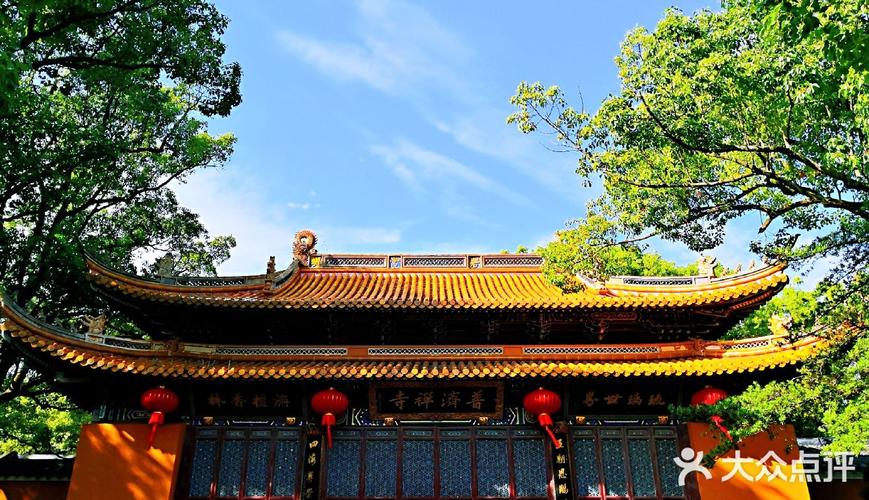 1、普济寺是千年前建的寺院，寺庙内部格局和规模都是保存较好的，寺内古木参天，庄严肃穆。