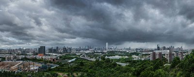 ​雷电天气注意什么 打雷在室内玩手机危险吗