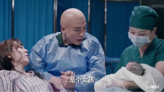 影视《爱情公寓》美嘉终于生宝宝，子乔张伟双双为爱剃光头，母女平安！  2