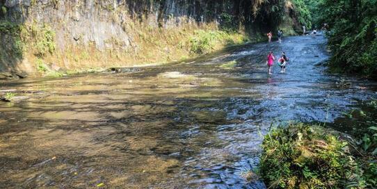 四川威远，这里整个峡谷的河滩是石板岩，涉水纳凉的必去之地