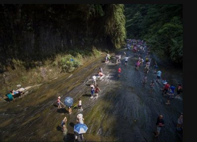 ​四川威远，这里整个峡谷的河滩是石板岩，涉水纳凉的必去之地