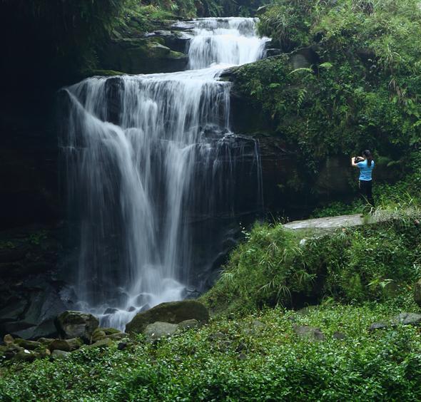 四川威远，这里整个峡谷的河滩是石板岩，涉水纳凉的必去之地