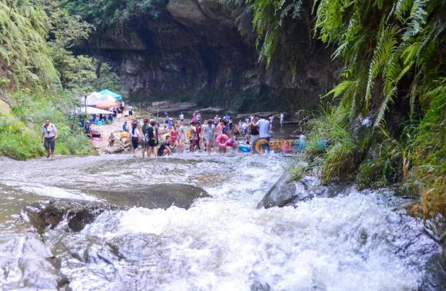 四川威远，这里整个峡谷的河滩是石板岩，涉水纳凉的必去之地