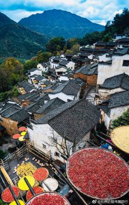 ​簧岭，是一个坐落在山崖边上的古村落，因为山势崎岖，没有平地