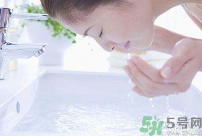 ​洗脸用冷水还是热水好？用冷水洗脸好不好？