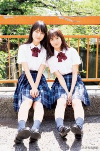 ​乃木坂46“4期好朋友组合”贺喜遥香&挂桥沙耶香，穿着制服的两人