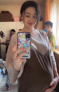 ​关婷娜首次秀哺乳服！她有颜值，与赵本山演情侣后仍单身