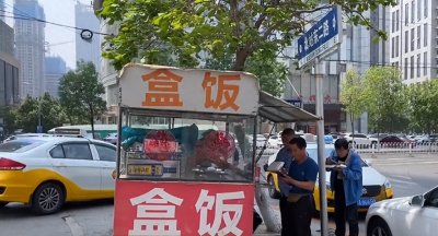 安徽“十元盒饭姐”宣布停业,农民工无饭可吃,网红成为过街老鼠